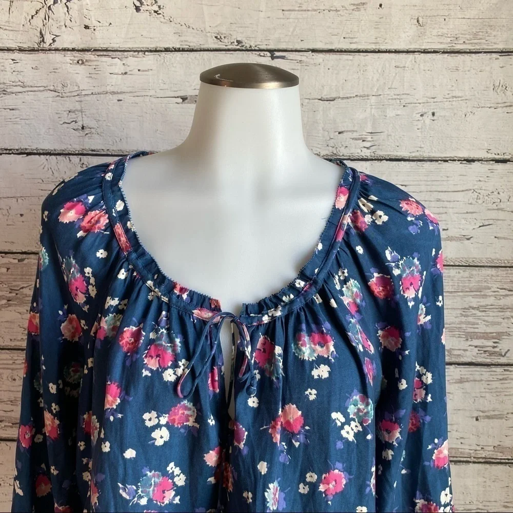 American Eagle blue floral top